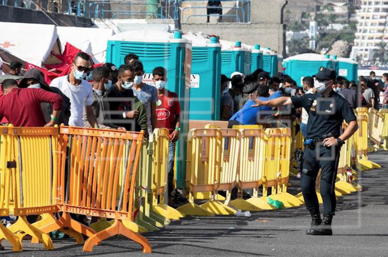 Un agente de las UIP de la Policía Nacional, en el muelle de Arguineguín (Foto EFE / Quique Curbelo)